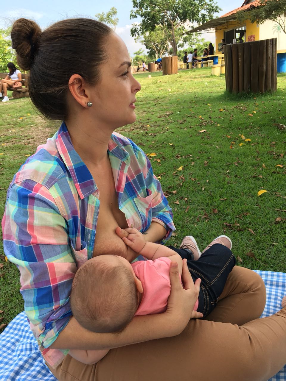 Ana Isabel amamenta a filha em livre demanda